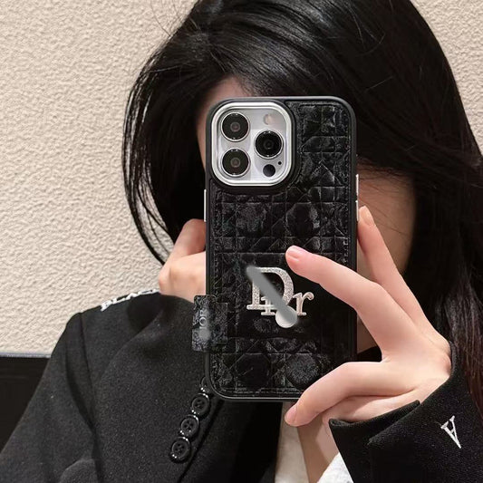 スマホケース  ファーシリーズ高級感  ダブルDi**  耐衝撃・防振性能に優れ、高級感あふれるスマホケースで、iPhone に対応