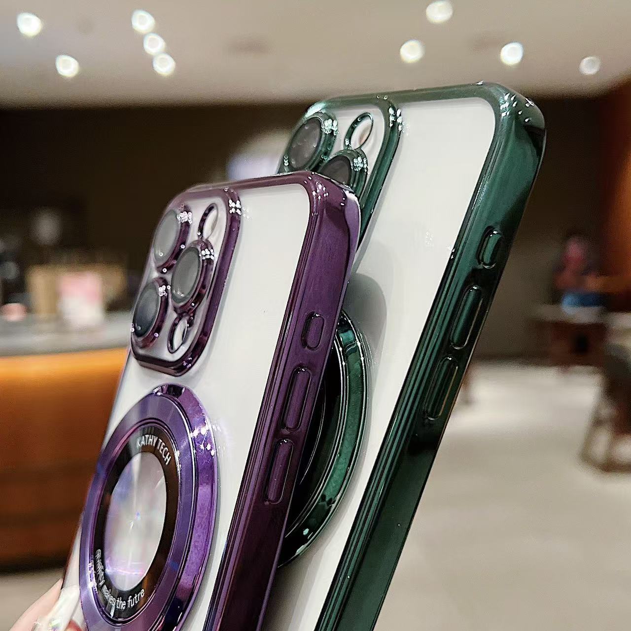スマホケース 電気めっき磁気吸着式スマホケース TPU レンズフィルム付き・スタンド付き  耐衝撃・防振性能に優れ、高級感あふれるスマホケースで、iPhone に対応