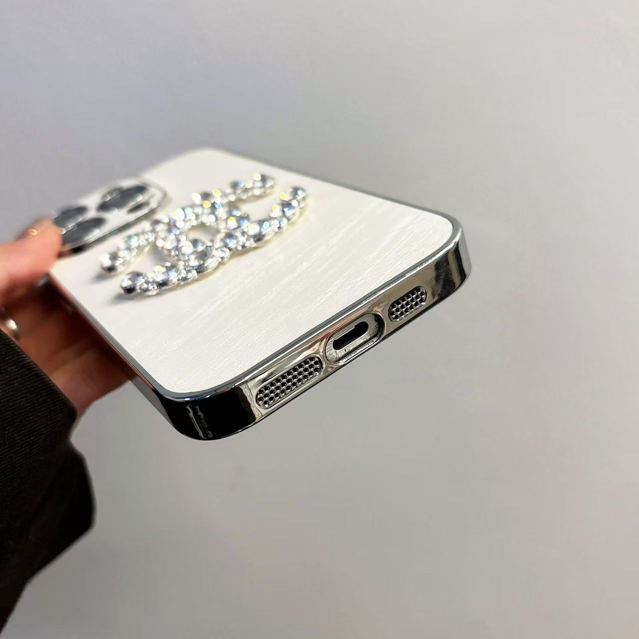 スマホケース  高級感  ダブルC  耐衝撃・防振性能に優れ、高級感あふれるスマホケースで、iPhone に対応