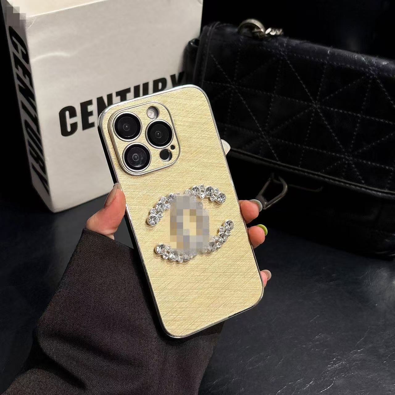 スマホケース  高級感  ダブルC  耐衝撃・防振性能に優れ、高級感あふれるスマホケースで、iPhone に対応