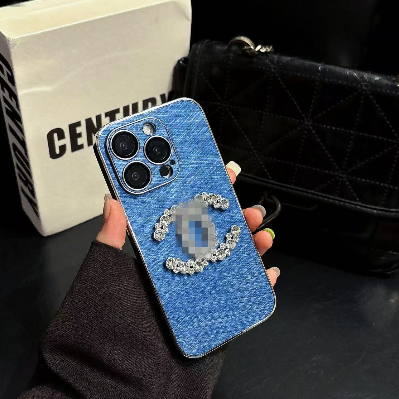スマホケース  高級感  ダブルC  耐衝撃・防振性能に優れ、高級感あふれるスマホケースで、iPhone に対応