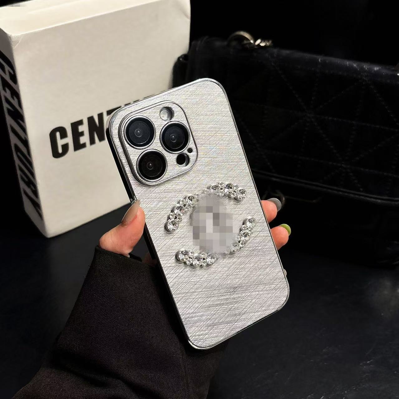 スマホケース  高級感  ダブルC  耐衝撃・防振性能に優れ、高級感あふれるスマホケースで、iPhone に対応