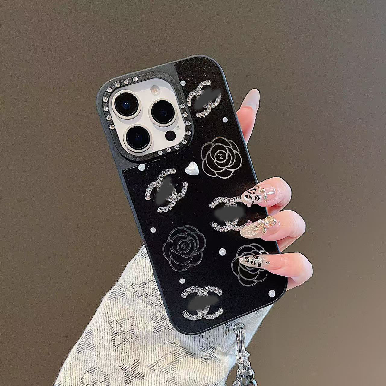 スマホケース  高級感  ダブルC  耐衝撃・防振性能に優れ、高級感あふれるスマホケースで、iPhone に対応