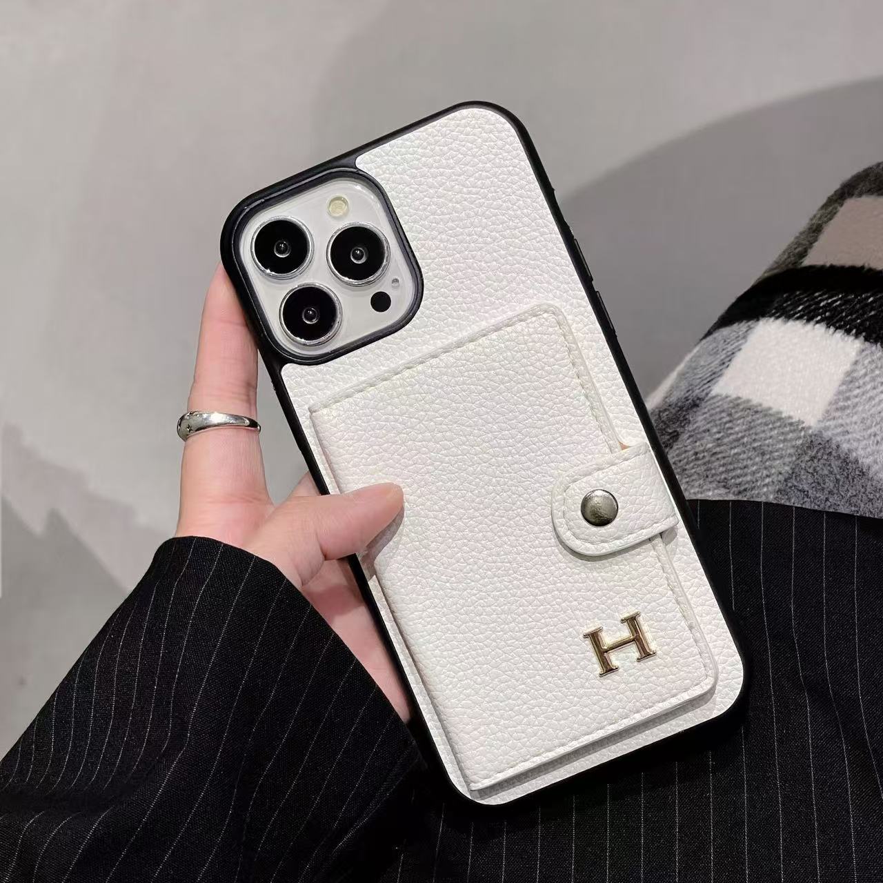 スマホケース  高級感  H ライチ柄でカードケース付き 耐衝撃・防振性能に優れ、高級感あふれるスマホケースで、iPhone に対応
