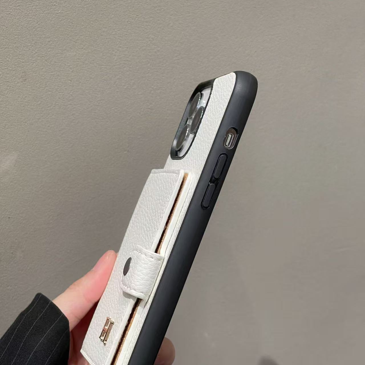 スマホケース  高級感  H ライチ柄でカードケース付き 耐衝撃・防振性能に優れ、高級感あふれるスマホケースで、iPhone に対応