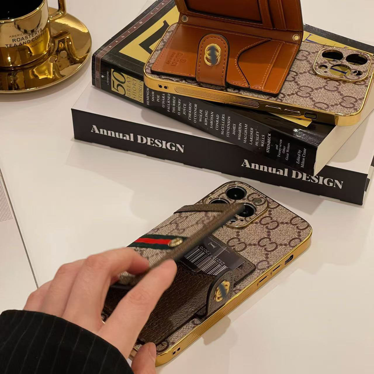 スマホケース  高級感  ダブルG  カードケースつき  耐衝撃・防振性能に優れ、高級感あふれるスマホケースで、iPhone に対応