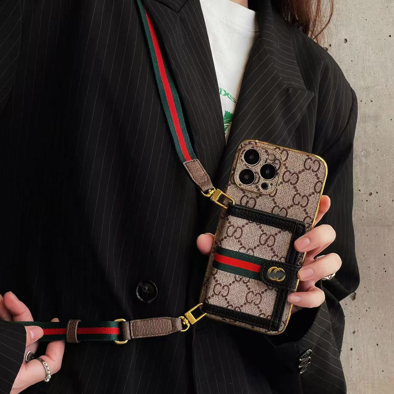 スマホケース  高級感  ダブルG  カードケースつき  耐衝撃・防振性能に優れ、高級感あふれるスマホケースで、iPhone に対応