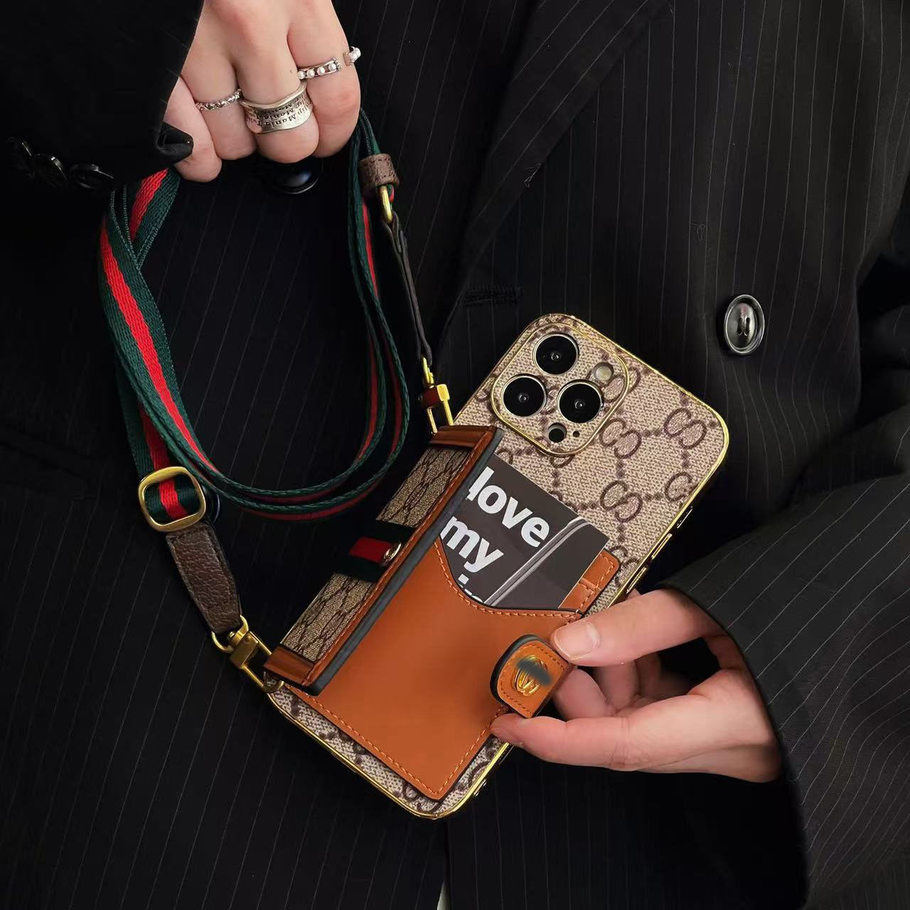 スマホケース  高級感  ダブルG  カードケースつき  耐衝撃・防振性能に優れ、高級感あふれるスマホケースで、iPhone に対応