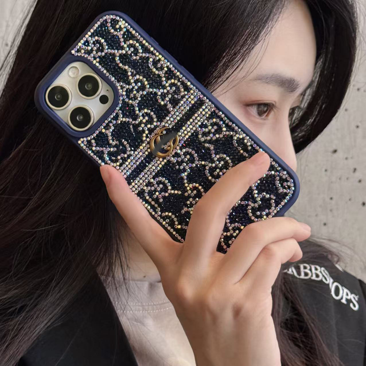 スマホケース  高級感  ダブルG  輝くダイヤモンド  耐衝撃・防振性能に優れ、高級感あふれるスマホケースで、iPhone に対応