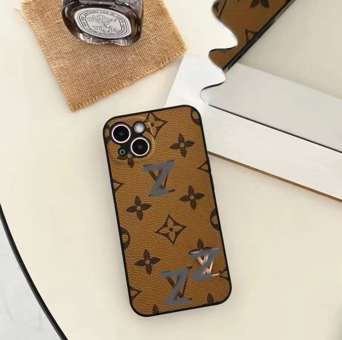 スマホケース  高級感 金属製のマークが付い  ダブルＶ 耐衝撃・防振性能に優れ、高級感あふれるスマホケースで、iPhone に対応