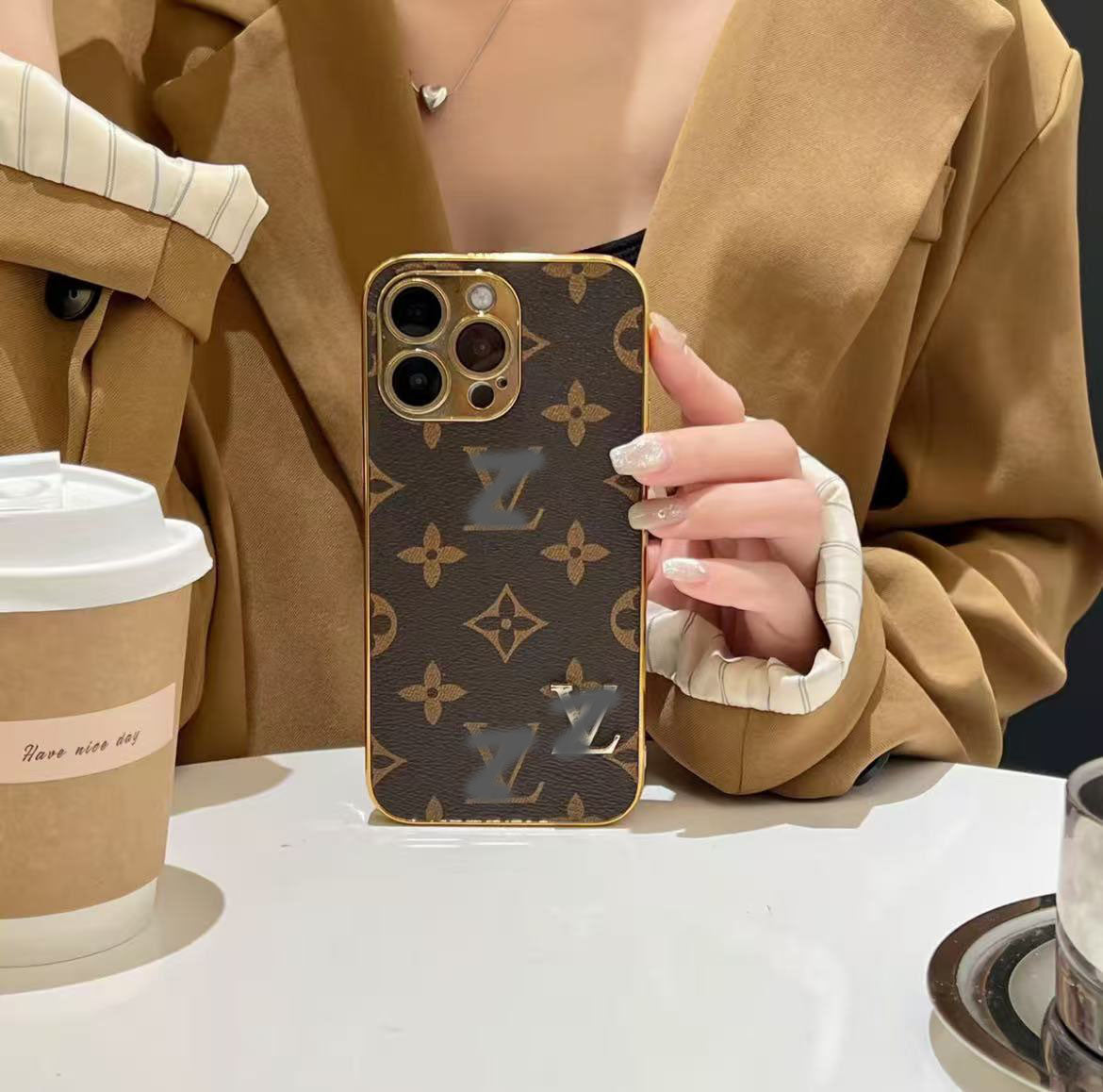 スマホケース  高級感  メッキ加工 金属製のマークが付い ダブルＶ 耐衝撃・防振性能に優れ、高級感あふれるスマホケースで、iPhone に対応