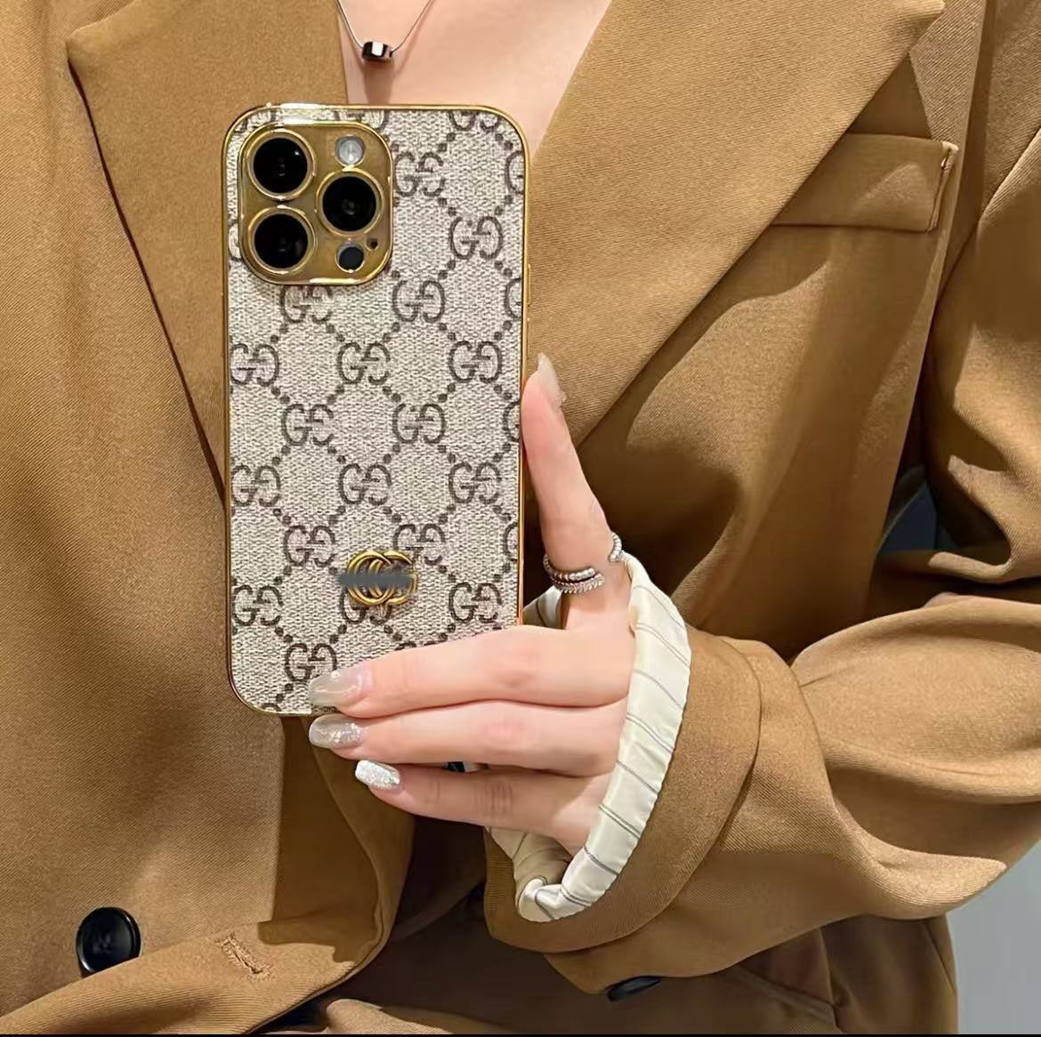 スマホケース  高級感  メッキ加工 金属製のマークが付い ダブルＶ 耐衝撃・防振性能に優れ、高級感あふれるスマホケースで、iPhone に対応
