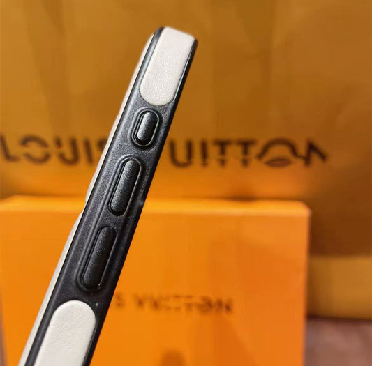 スマホケース  高級感 ラムスキン素材  ダブルＶ 耐衝撃・防振性能に優れ、高級感あふれるスマホケースで、iPhone に対応