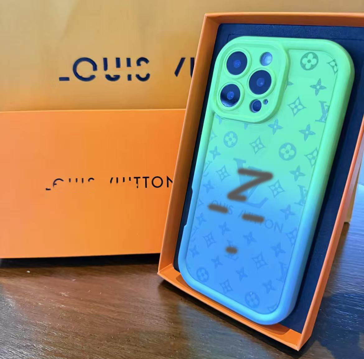 スマホケース  高級感 グラデーションシリーズ  ダブルＶ 耐衝撃・防振性能に優れ、高級感あふれるスマホケースで、iPhone に対応