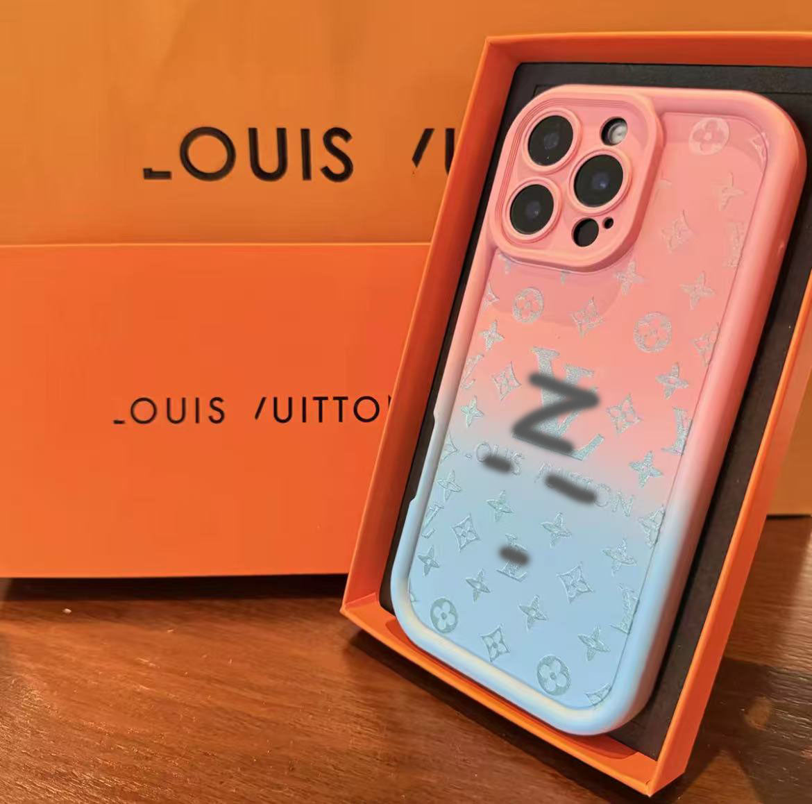 スマホケース  高級感 グラデーションシリーズ  ダブルＶ 耐衝撃・防振性能に優れ、高級感あふれるスマホケースで、iPhone に対応