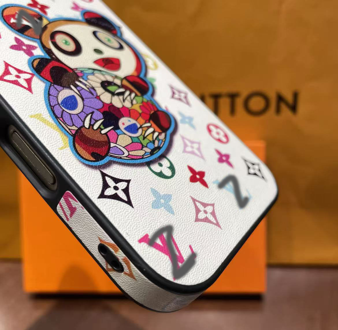 スマホケース  高級感 レザー製 ロゴが画面いっぱい  ダブルＶ 耐衝撃・防振性能に優れ、高級感あふれるスマホケースで、iPhone に対応