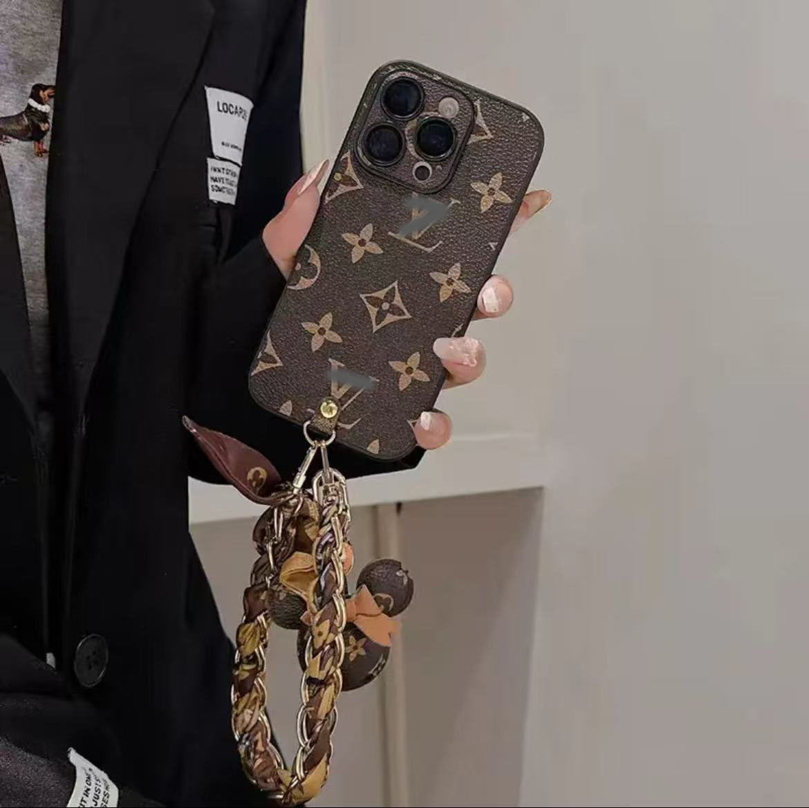 スマホケース  高級感 ストラップ付きでミッキーアクセサリー付き  ダブルＶ 耐衝撃・防振性能に優れ、高級感あふれるスマホケースで、iPhone に対応