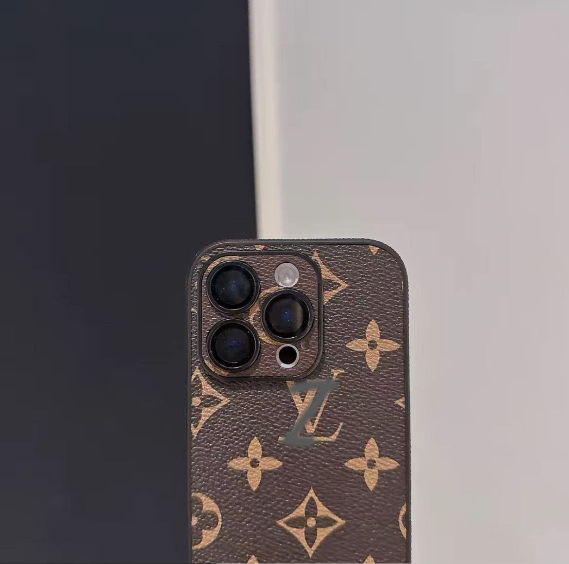 スマホケース  高級感 ストラップ付きでミッキーアクセサリー付き  ダブルＶ 耐衝撃・防振性能に優れ、高級感あふれるスマホケースで、iPhone に対応