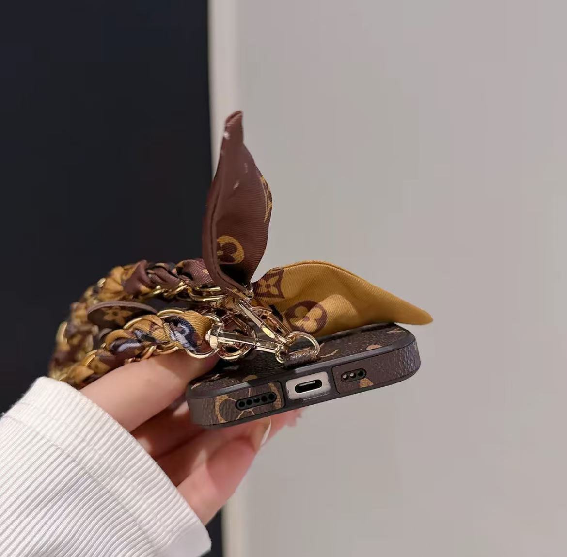 スマホケース  高級感 ストラップ付きでミッキーアクセサリー付き  ダブルＶ 耐衝撃・防振性能に優れ、高級感あふれるスマホケースで、iPhone に対応