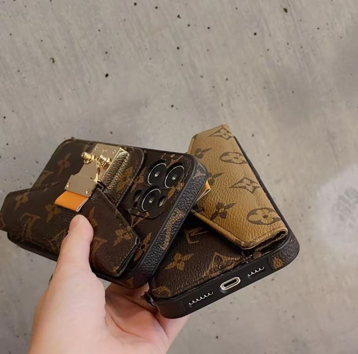 スマホケース  高級感 カードケース付きでストラップ付き  ダブルＶ 耐衝撃・防振性能に優れ、高級感あふれるスマホケースで、iPhone に対応