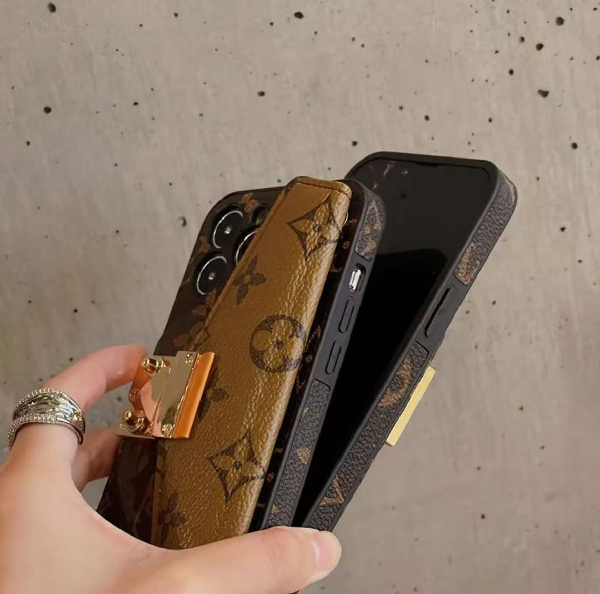 スマホケース  高級感 カードケース付きでストラップ付き  ダブルＶ 耐衝撃・防振性能に優れ、高級感あふれるスマホケースで、iPhone に対応