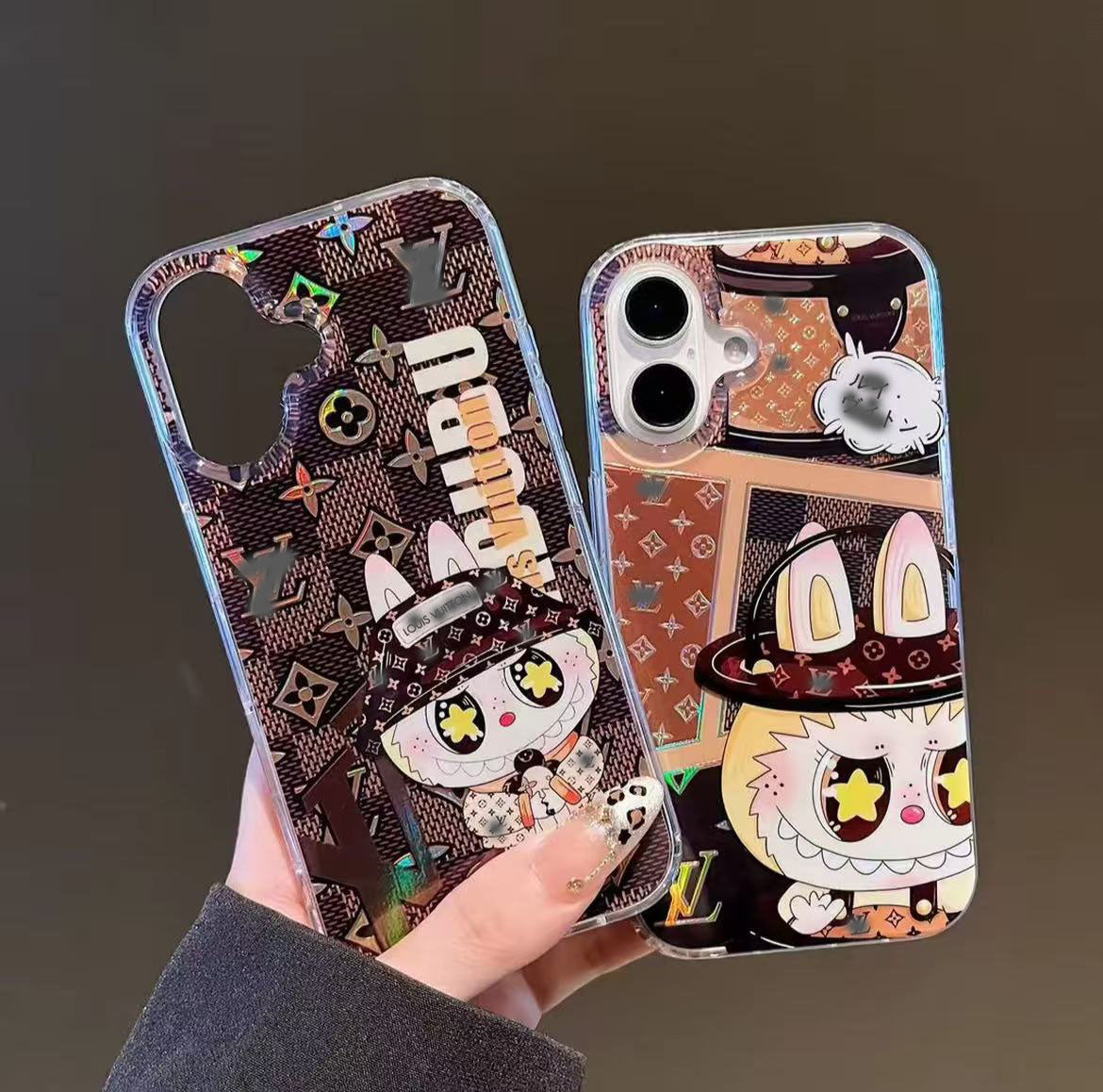 スマホケース  高級感 labubuシリーズ  ダブルＶ 耐衝撃・防振性能に優れ、高級感あふれるスマホケースで、iPhone に対応