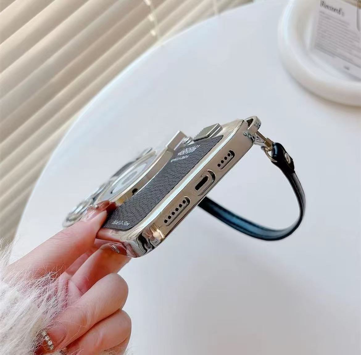 スマホケース  カメラテーマのスマホケースで、ストラップ付き 耐衝撃・防振性能に優れ、高級感あふれるスマホケースで、iPhone に対応