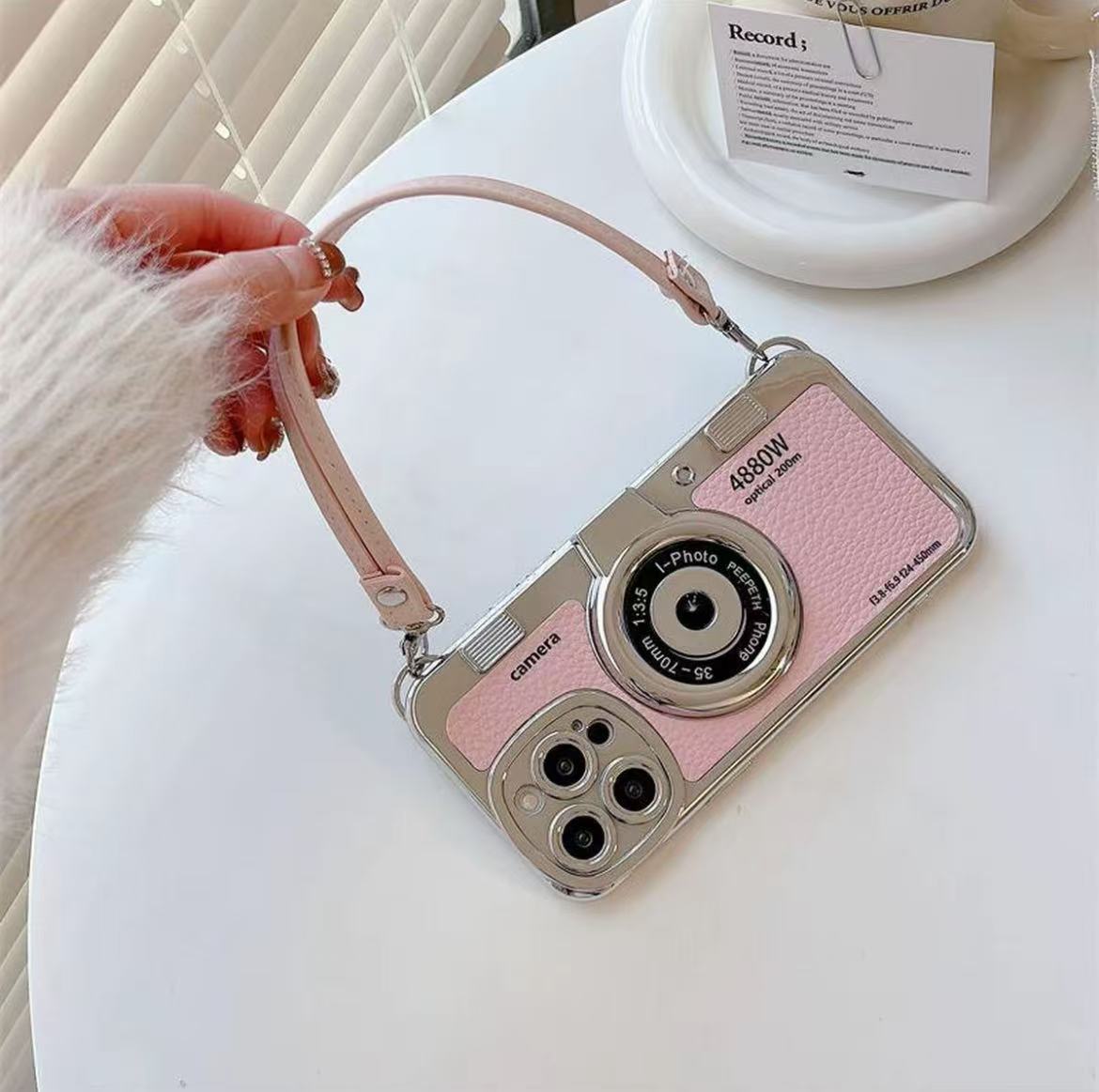 スマホケース  カメラテーマのスマホケースで、ストラップ付き 耐衝撃・防振性能に優れ、高級感あふれるスマホケースで、iPhone に対応