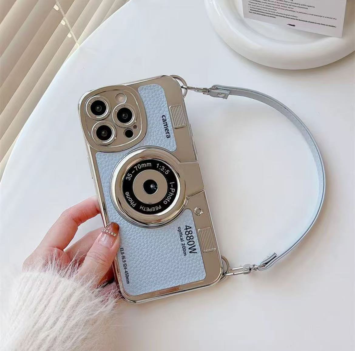 スマホケース  カメラテーマのスマホケースで、ストラップ付き 耐衝撃・防振性能に優れ、高級感あふれるスマホケースで、iPhone に対応