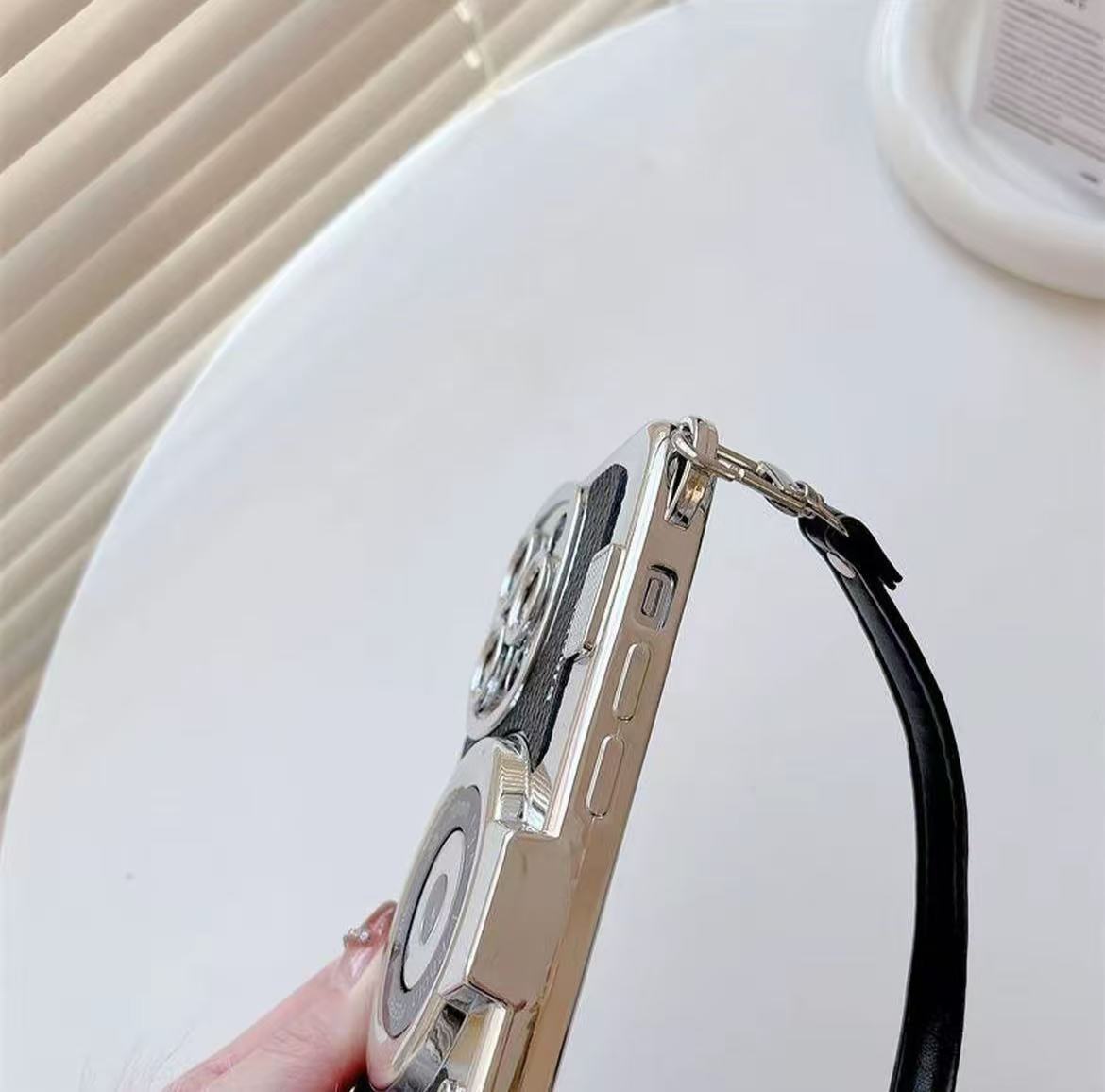 スマホケース  カメラテーマのスマホケースで、ストラップ付き 耐衝撃・防振性能に優れ、高級感あふれるスマホケースで、iPhone に対応
