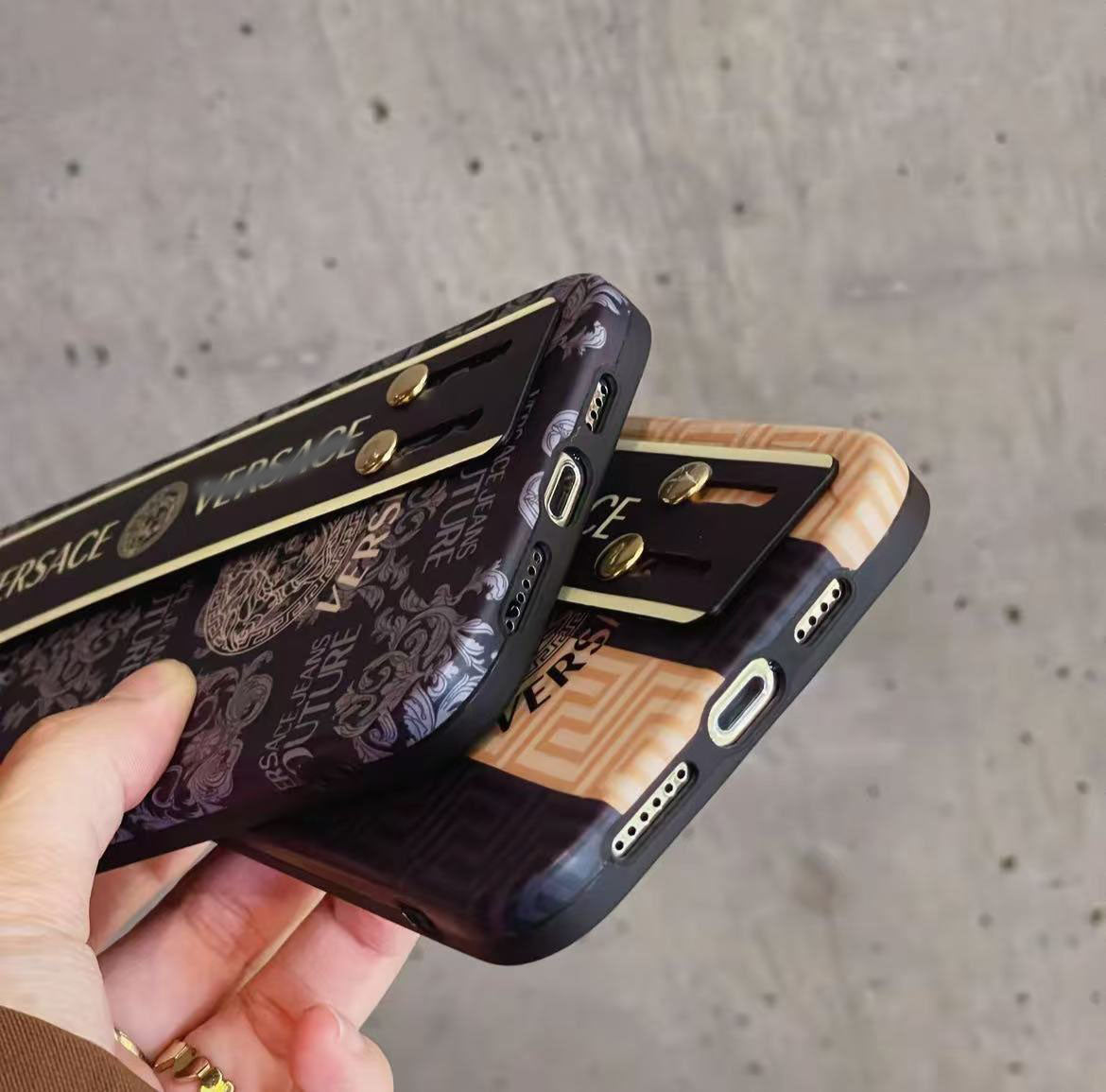 スマホケース  高級感 腕バンド付き  ダブルＶ 耐衝撃・防振性能に優れ、高級感あふれるスマホケースで、iPhone に対応