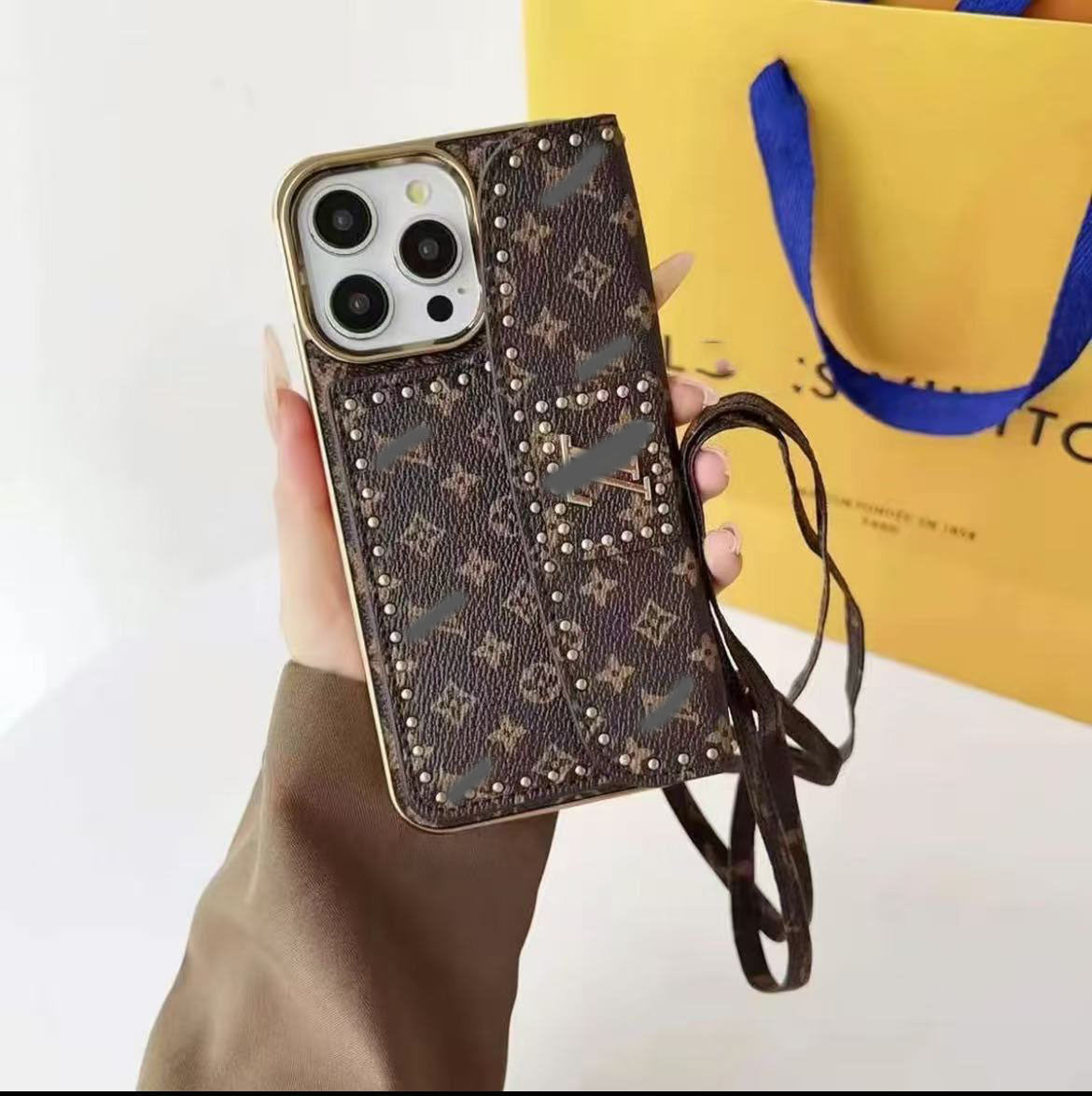 スマホケース  高級感 カードホルダー付きでストラップ付き ダブルＶ 耐衝撃・防振性能に優れ、高級感あふれるスマホケースで、iPhone に対応