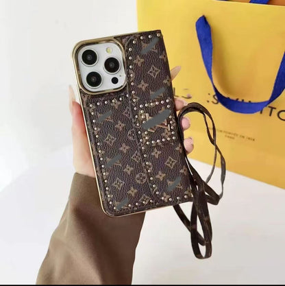 スマホケース  高級感 カードホルダー付きでストラップ付き ダブルＶ 耐衝撃・防振性能に優れ、高級感あふれるスマホケースで、iPhone に対応