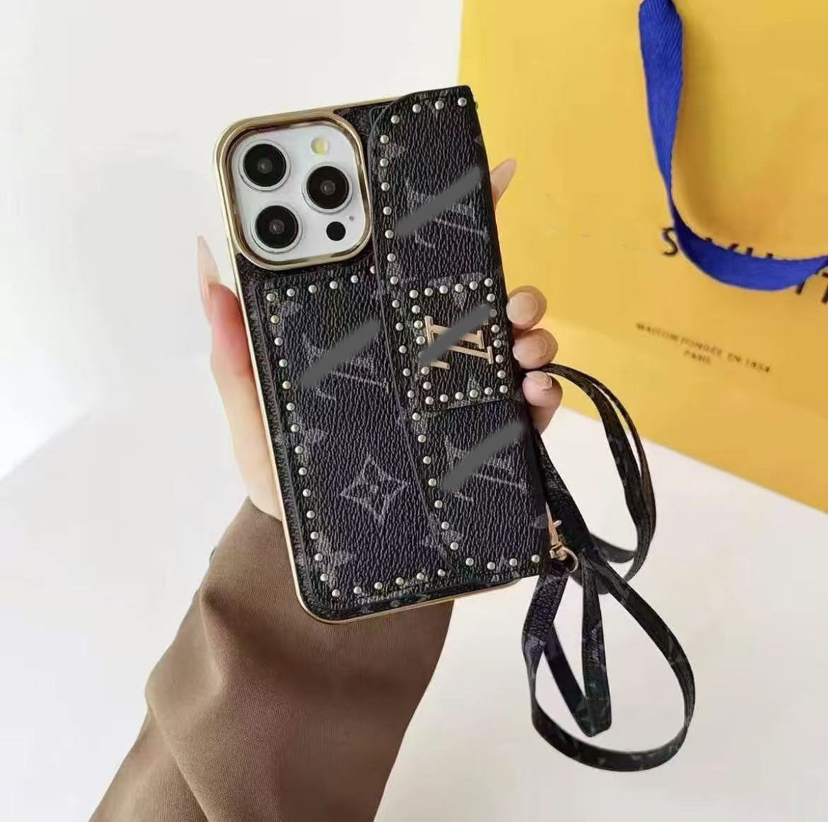 スマホケース  高級感 カードホルダー付きでストラップ付き ダブルＶ 耐衝撃・防振性能に優れ、高級感あふれるスマホケースで、iPhone に対応