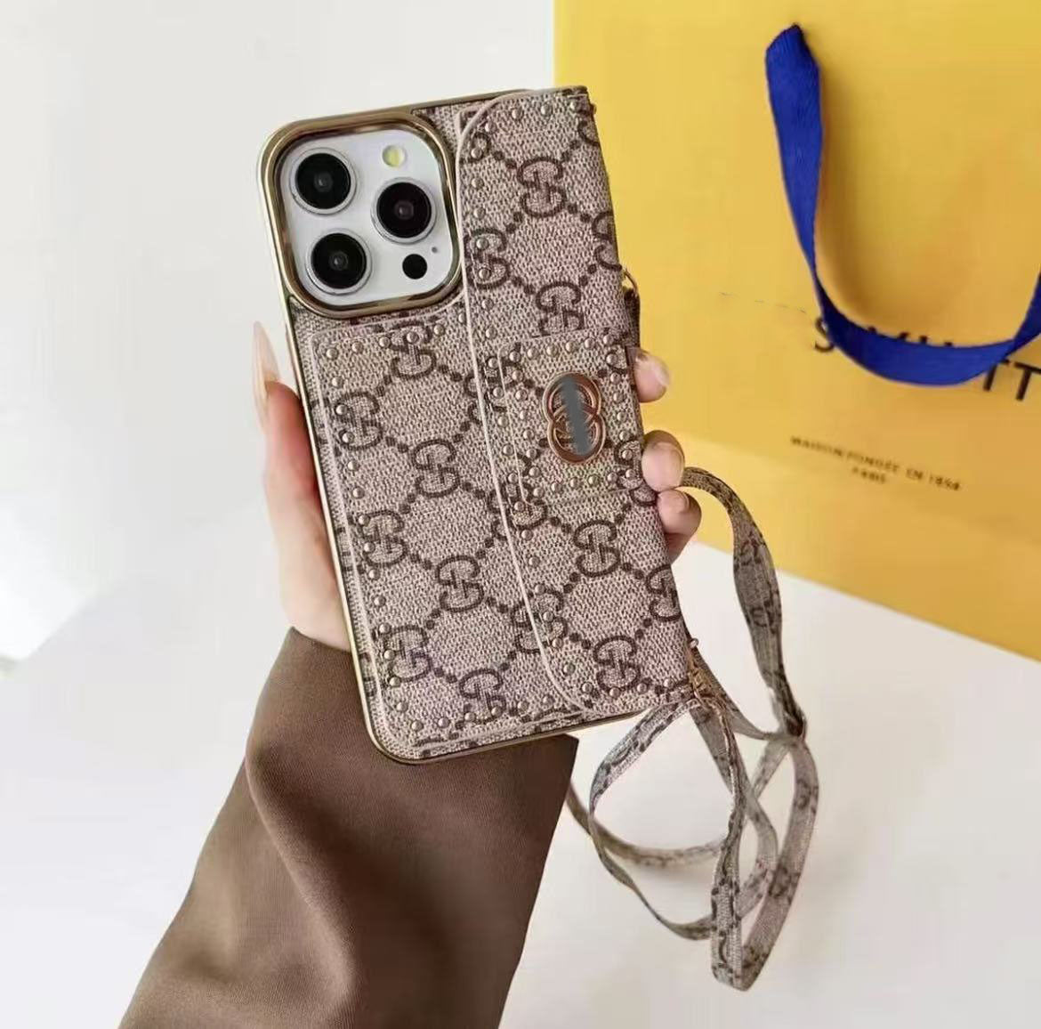 スマホケース  高級感 カードホルダー付きでストラップ付き ダブルＶ 耐衝撃・防振性能に優れ、高級感あふれるスマホケースで、iPhone に対応