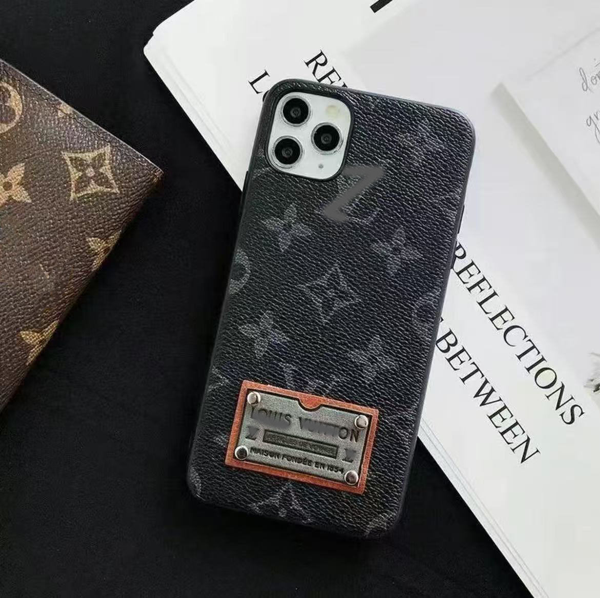 スマホケース  高級感   ダブルＶ 耐衝撃・防振性能に優れ、高級感あふれるスマホケースで、iPhone に対応