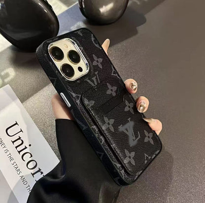 スマホケース  高級感 カードを差し込めるスマホケース  ダブルＶ 耐衝撃・防振性能に優れ、高級感あふれるスマホケースで、iPhone に対応