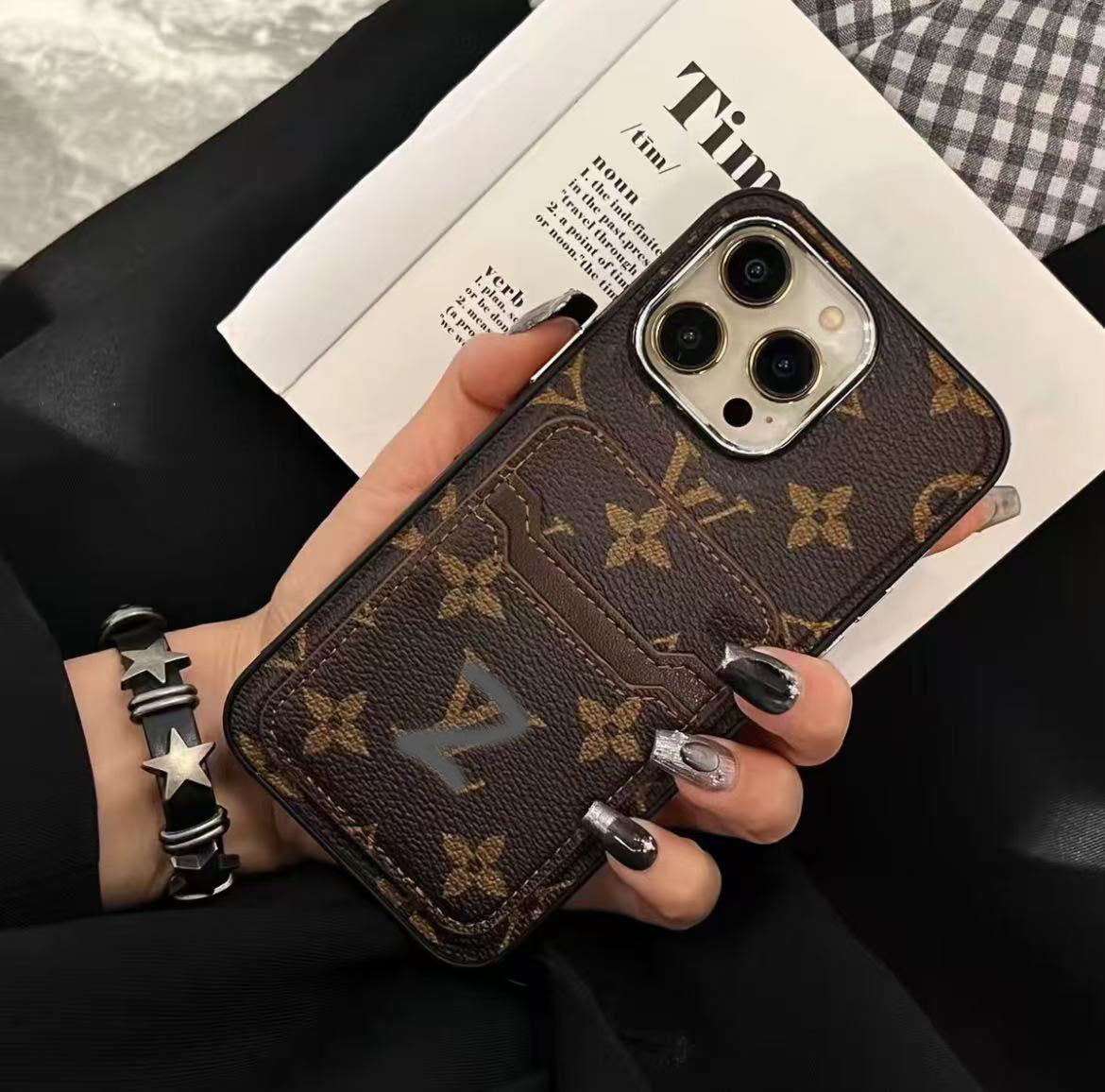 スマホケース  高級感 カードを差し込めるスマホケース  ダブルＶ 耐衝撃・防振性能に優れ、高級感あふれるスマホケースで、iPhone に対応