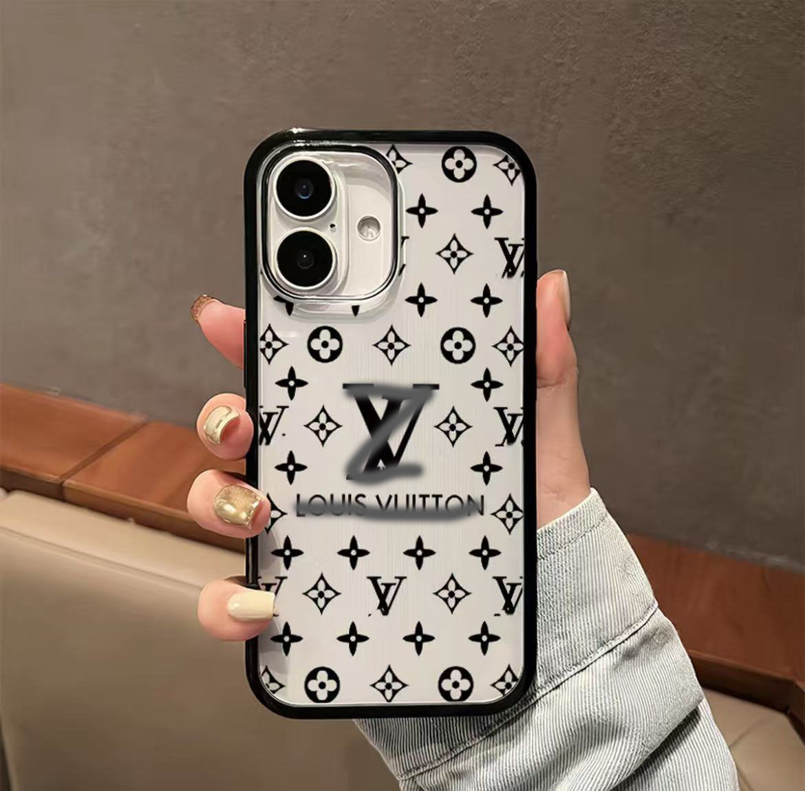 スマホケース  高級感  透明ダブルＶ 耐衝撃・防振性能に優れ、高級感あふれるスマホケースで、iPhone に対応