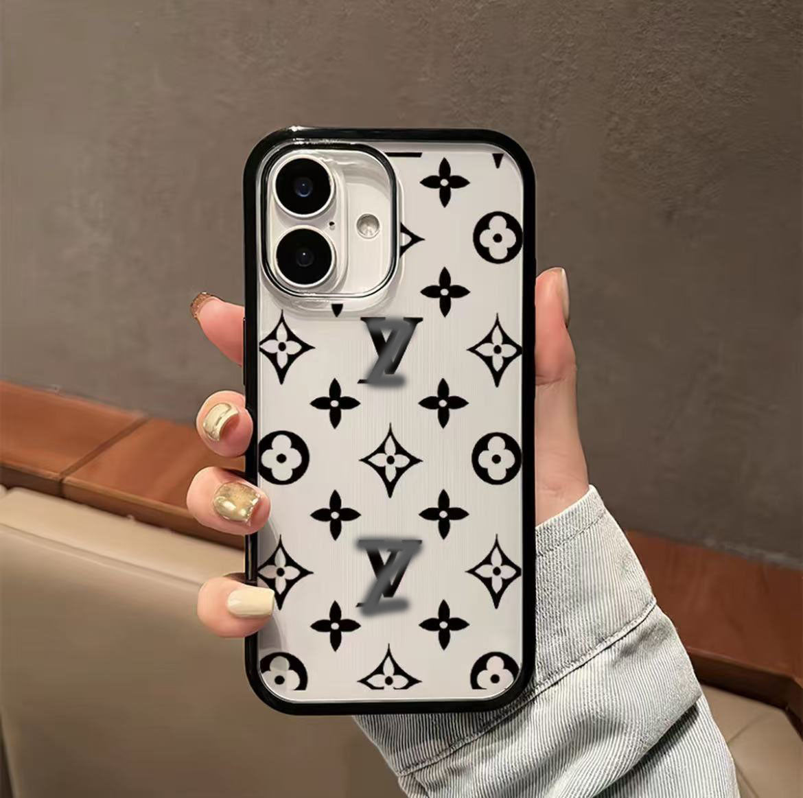スマホケース  高級感  透明ダブルＶ 耐衝撃・防振性能に優れ、高級感あふれるスマホケースで、iPhone に対応
