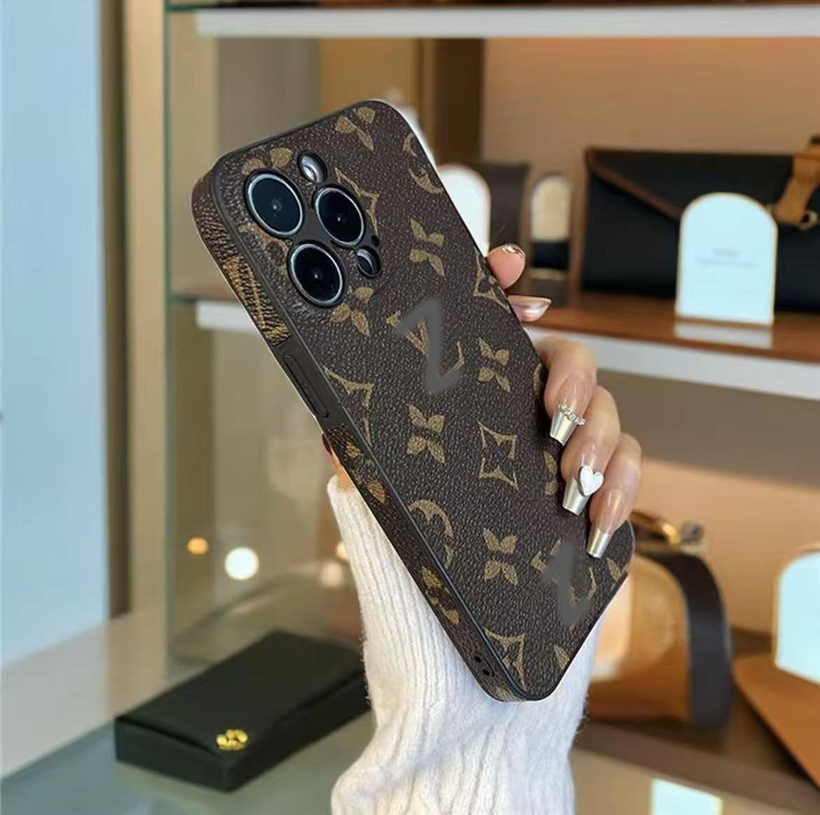 スマホケース  高級感   ダブルＶ  耐衝撃・防振性能に優れ、高級感あふれるスマホケースで、iPhone に対応