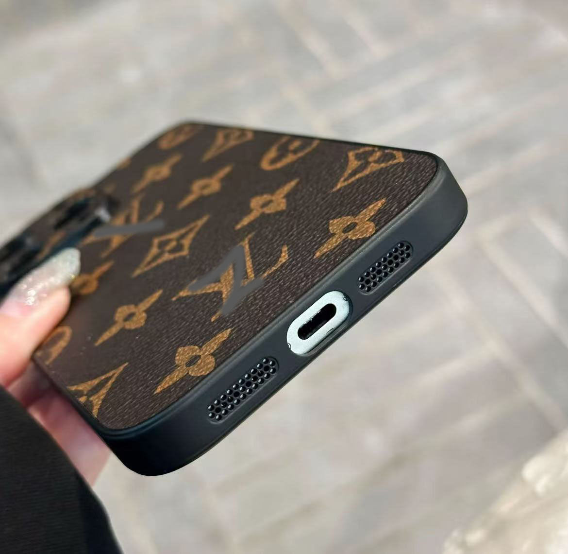 スマホケース  高級感 ダブルＶ 耐衝撃・防振性能に優れ、高級感あふれるスマホケースで、iPhone に対応