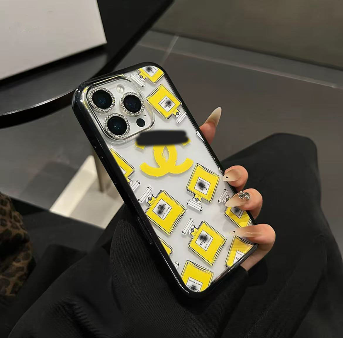 スマホケース  香水テーマ  透明高級感  ダブルC 耐衝撃・防振性能に優れ、高級感あふれるスマホケースで、iPhone に対応