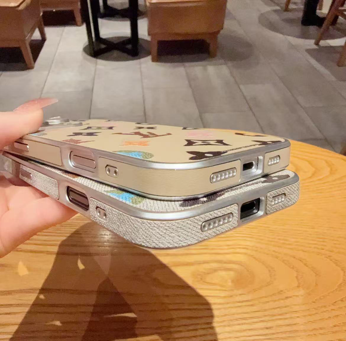 スマホケース  革製手描き風 高級感  ダブルＶ 耐衝撃・防振性能に優れ、高級感あふれるスマホケースで、iPhone に対応