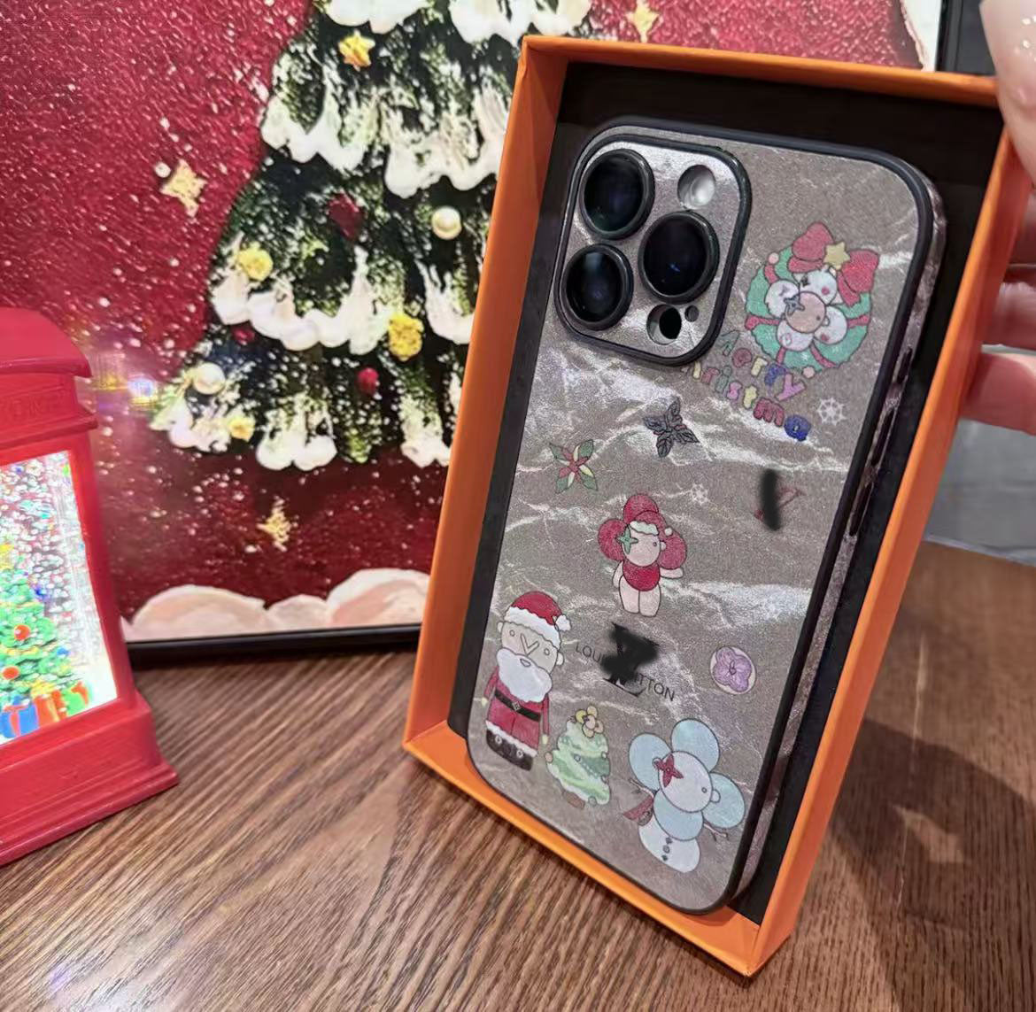 スマホケース  クリスマスシリーズ 高級感  ダブルＶ 耐衝撃・防振性能に優れ、高級感あふれるスマホケースで、iPhone に対応