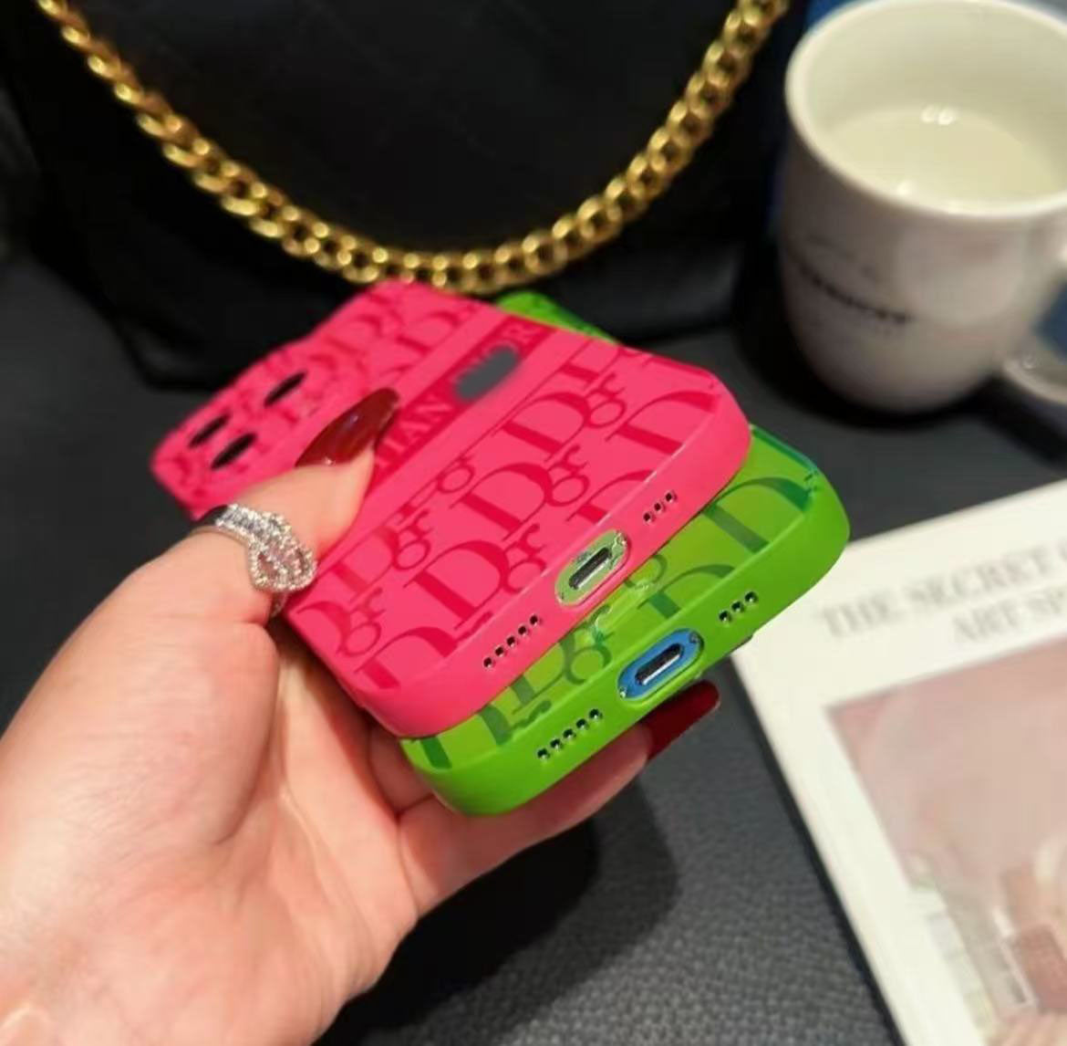 スマホケース  高級感シリコン素材  ダブルDI** 耐衝撃・防振性能に優れ、高級感あふれるスマホケースで、iPhone に対応