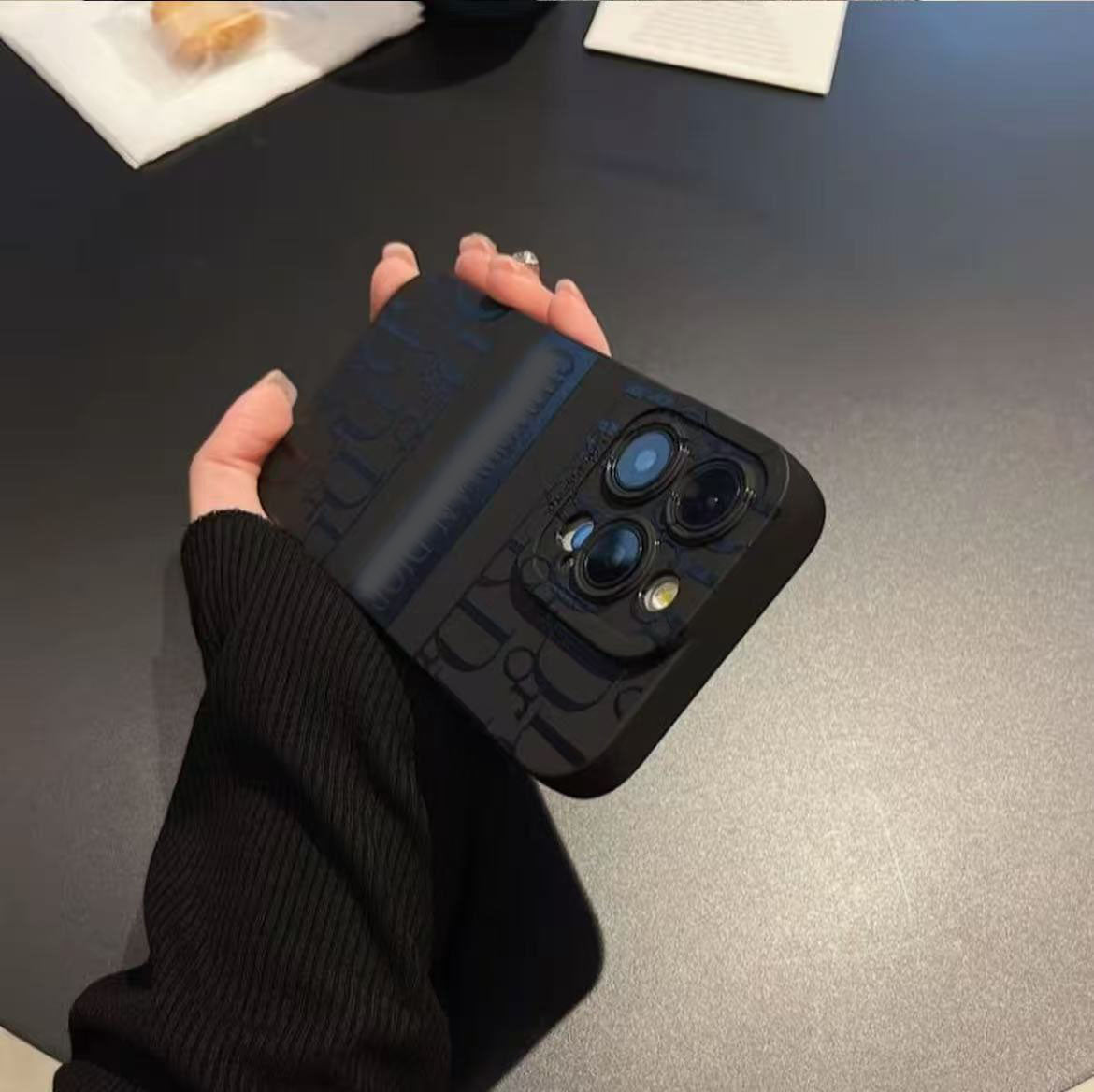 スマホケース  高級感シリコン素材  ダブルDI** 耐衝撃・防振性能に優れ、高級感あふれるスマホケースで、iPhone に対応