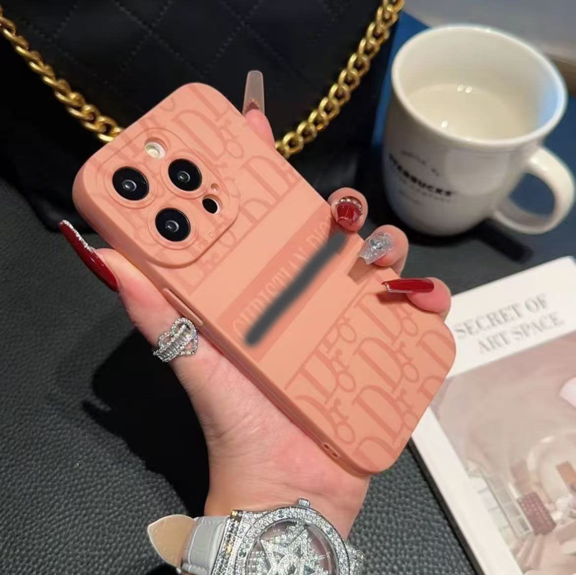スマホケース  高級感シリコン素材  ダブルDI** 耐衝撃・防振性能に優れ、高級感あふれるスマホケースで、iPhone に対応
