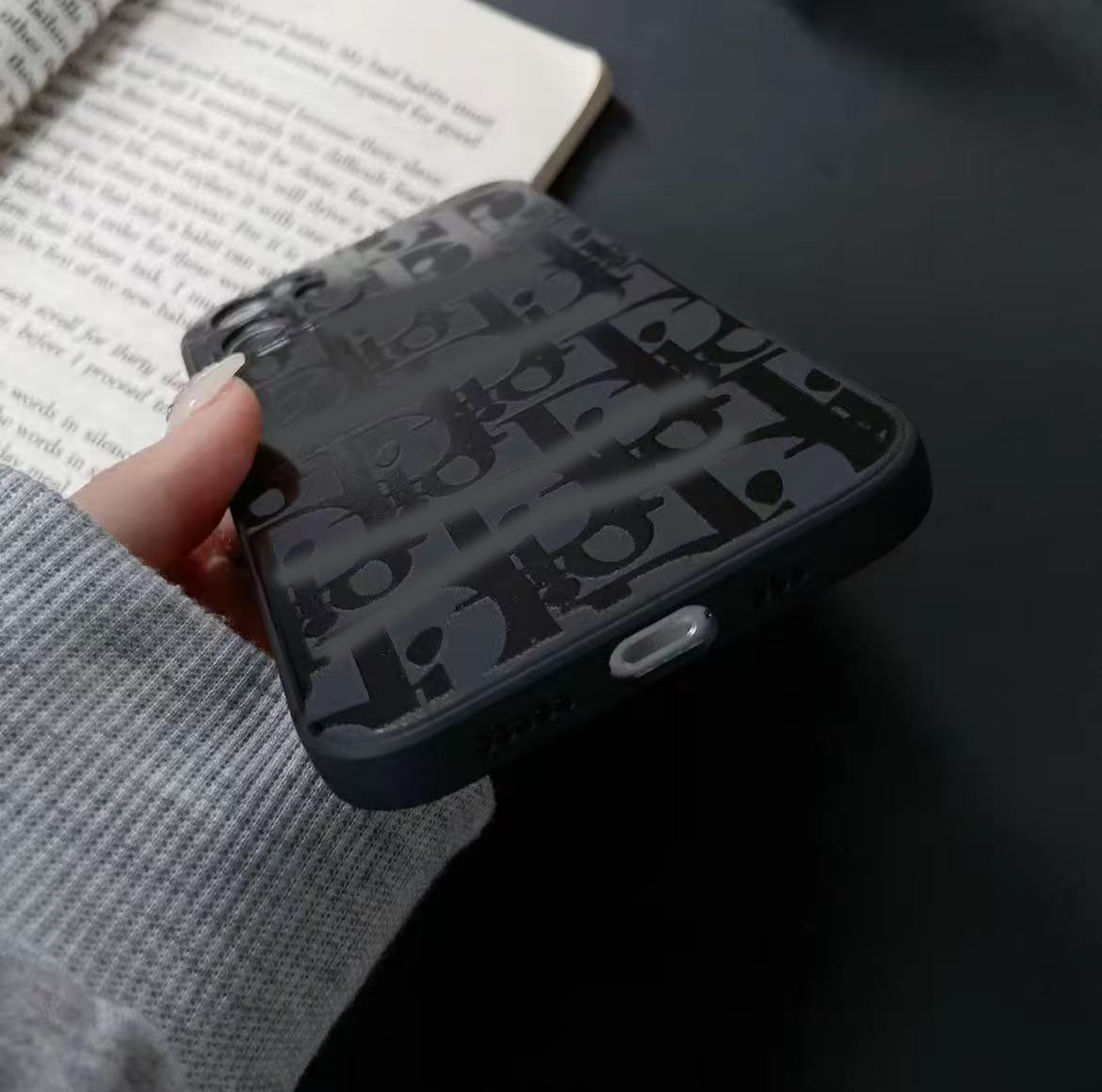 スマホケース  高級感PU 素材  ダブルDI** 耐衝撃・防振性能に優れ、高級感あふれるスマホケースで、iPhone に対応