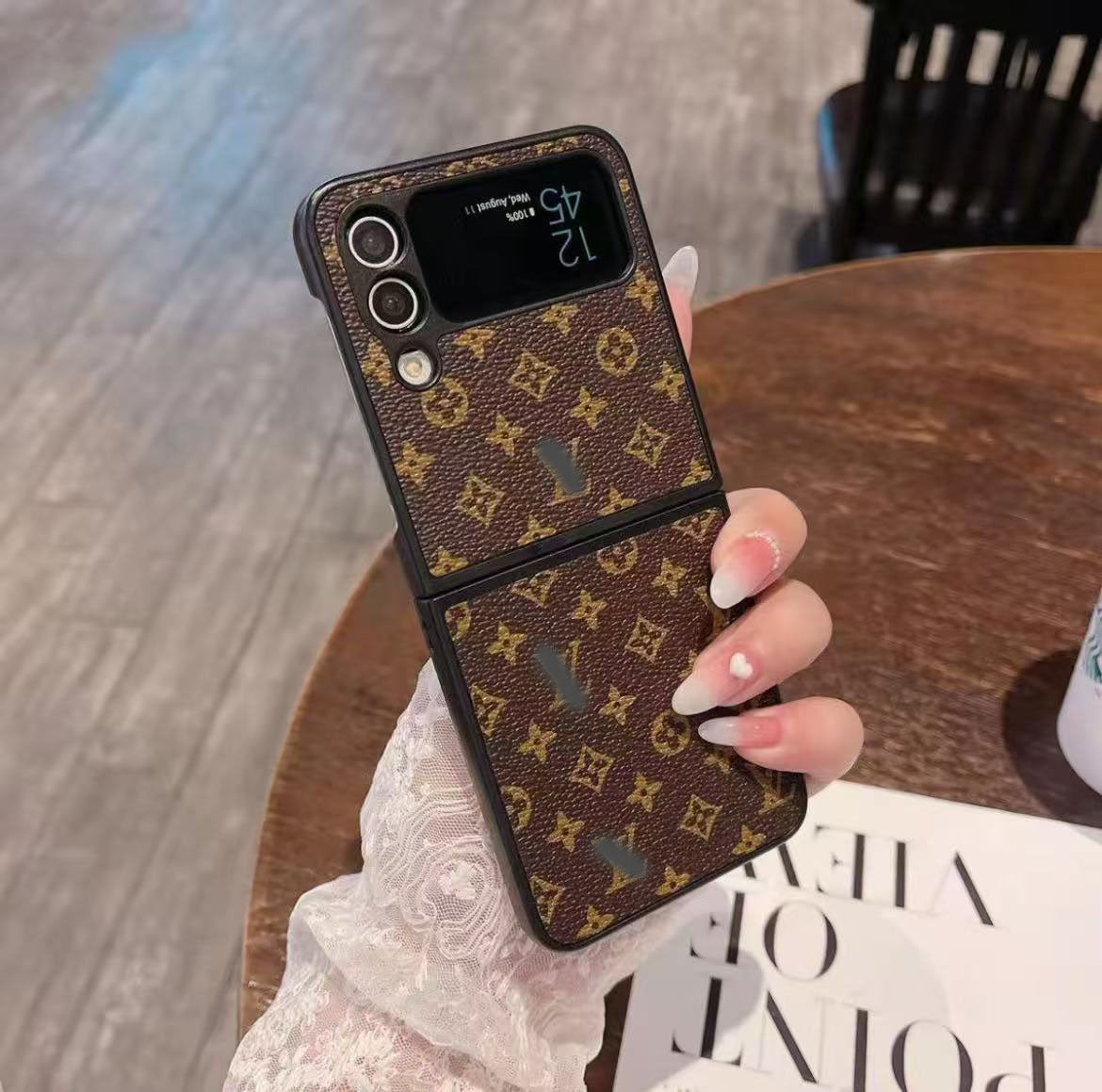スマホケース  高級感   ダブルV  Galaxy Z Flip 専用  耐衝撃・防振性能に優れ、高級感あふれるスマホケースで、iPhone に対応